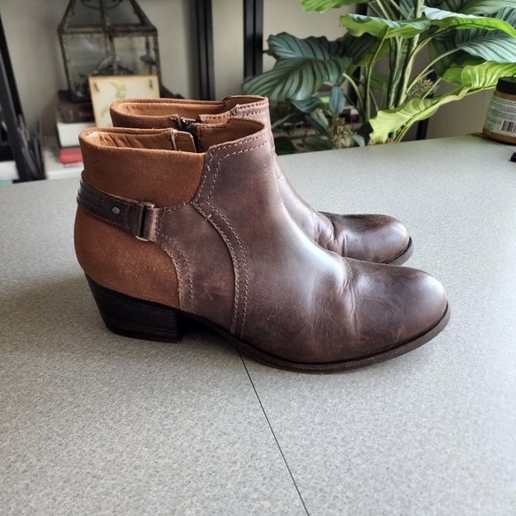 Clarks Maypearl Lilac Ankle Bootie in Dark Tan 8.5 - Picture 2 of 6